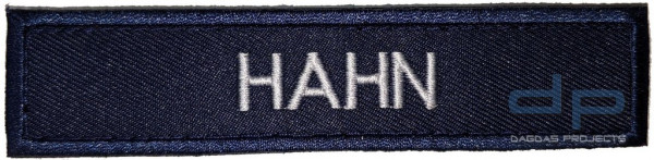 Namensschild bestickt 110 X 25 mm mit Kletthaken, Farbe: Marine Blau Aufschrift: HAHN